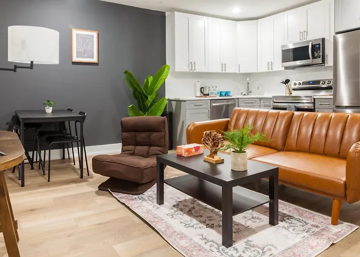 Deluxe 3-Bdrm Oasis Dtwdparking,Wifi,Sleeps8