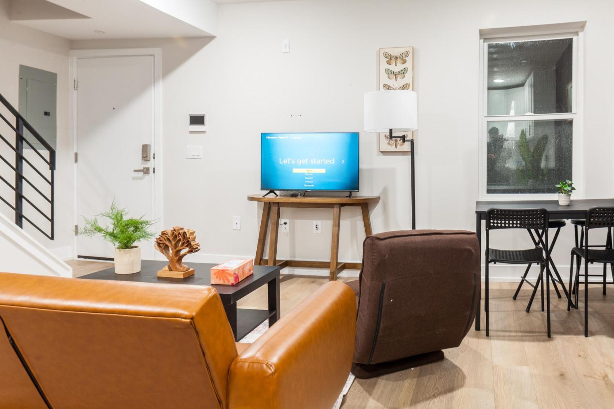 Apartment Deluxe 3-bdrm Oasis Dtwdparking,wifi,sleeps8 *