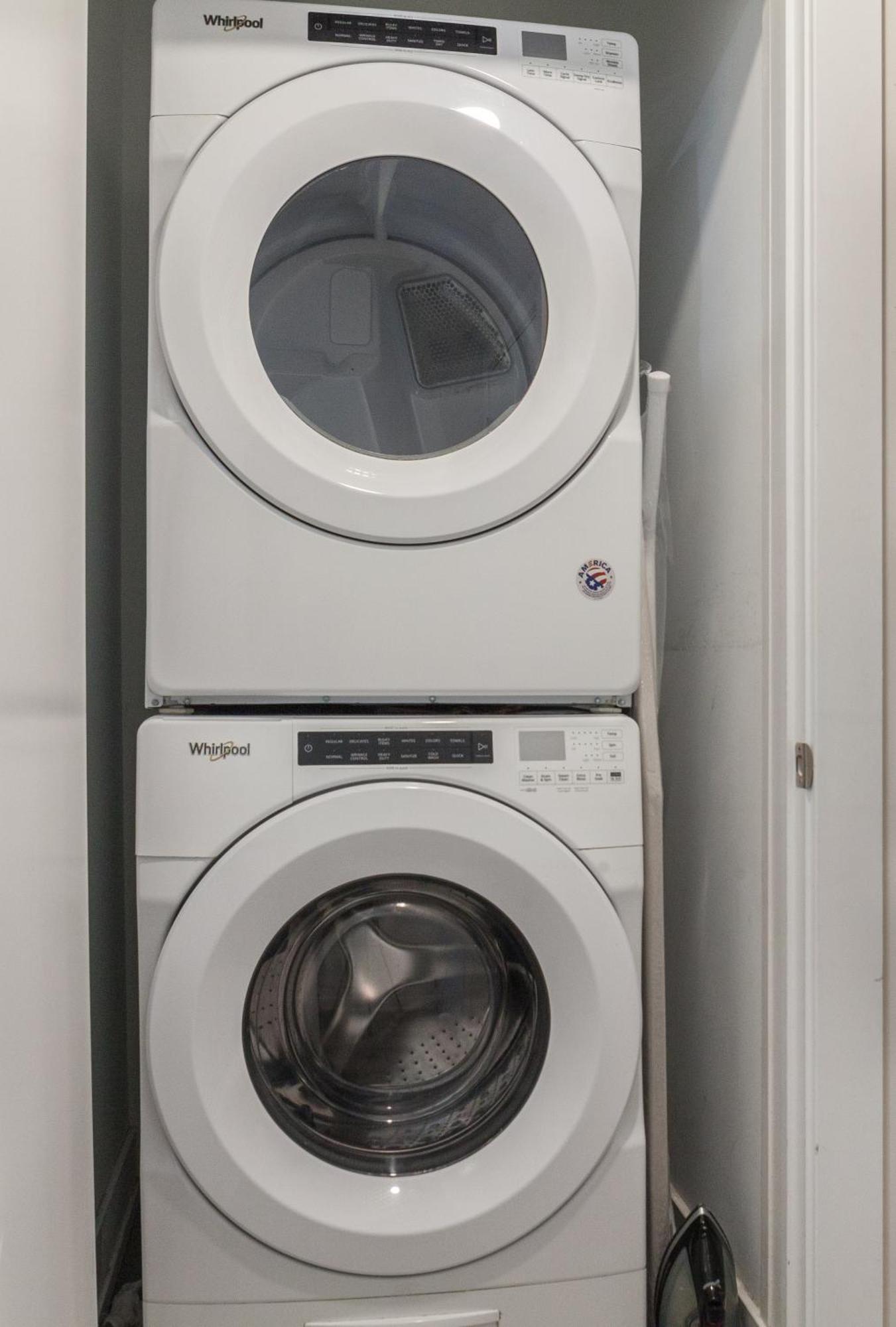Apartment Deluxe 3-bdrm Oasis Dtwdparking,wifi,sleeps8