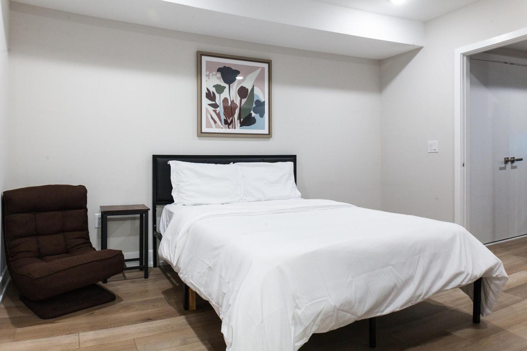 Apartment Deluxe 3-bdrm Oasis Dtwdparking,wifi,sleeps8 *