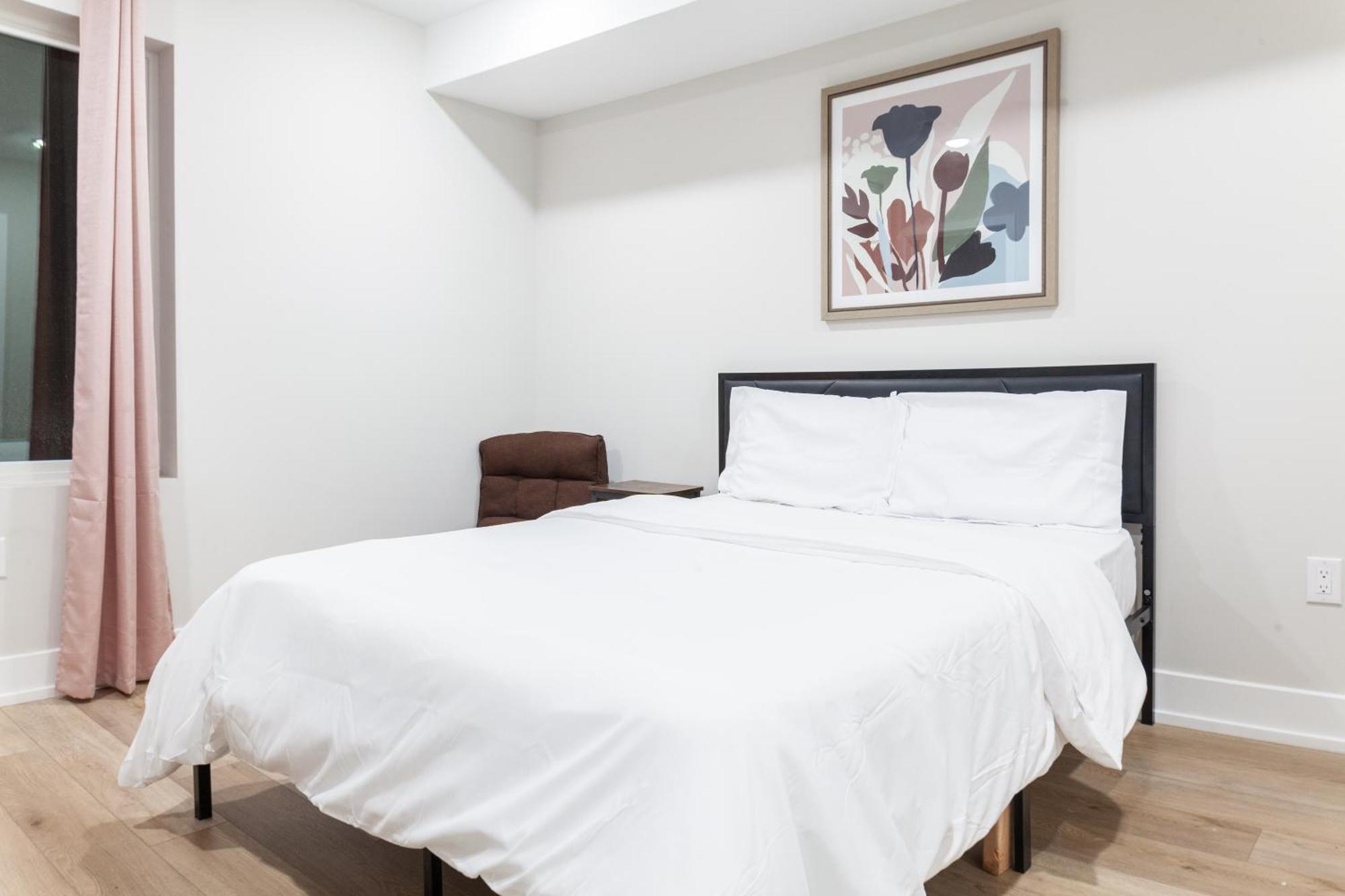 Deluxe 3-bdrm Oasis Dtwdparking,wifi,sleeps8 *