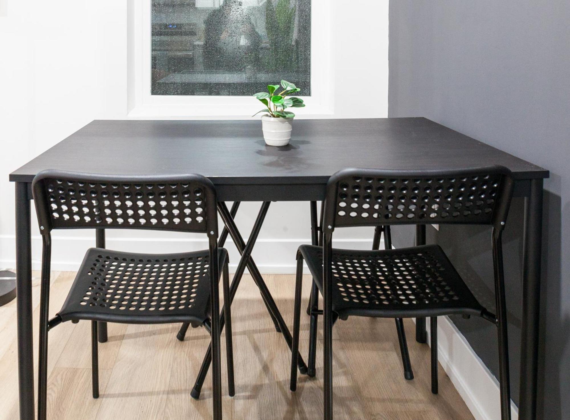 Deluxe 3-bdrm Oasis Dtwdparking,wifi,sleeps8 *