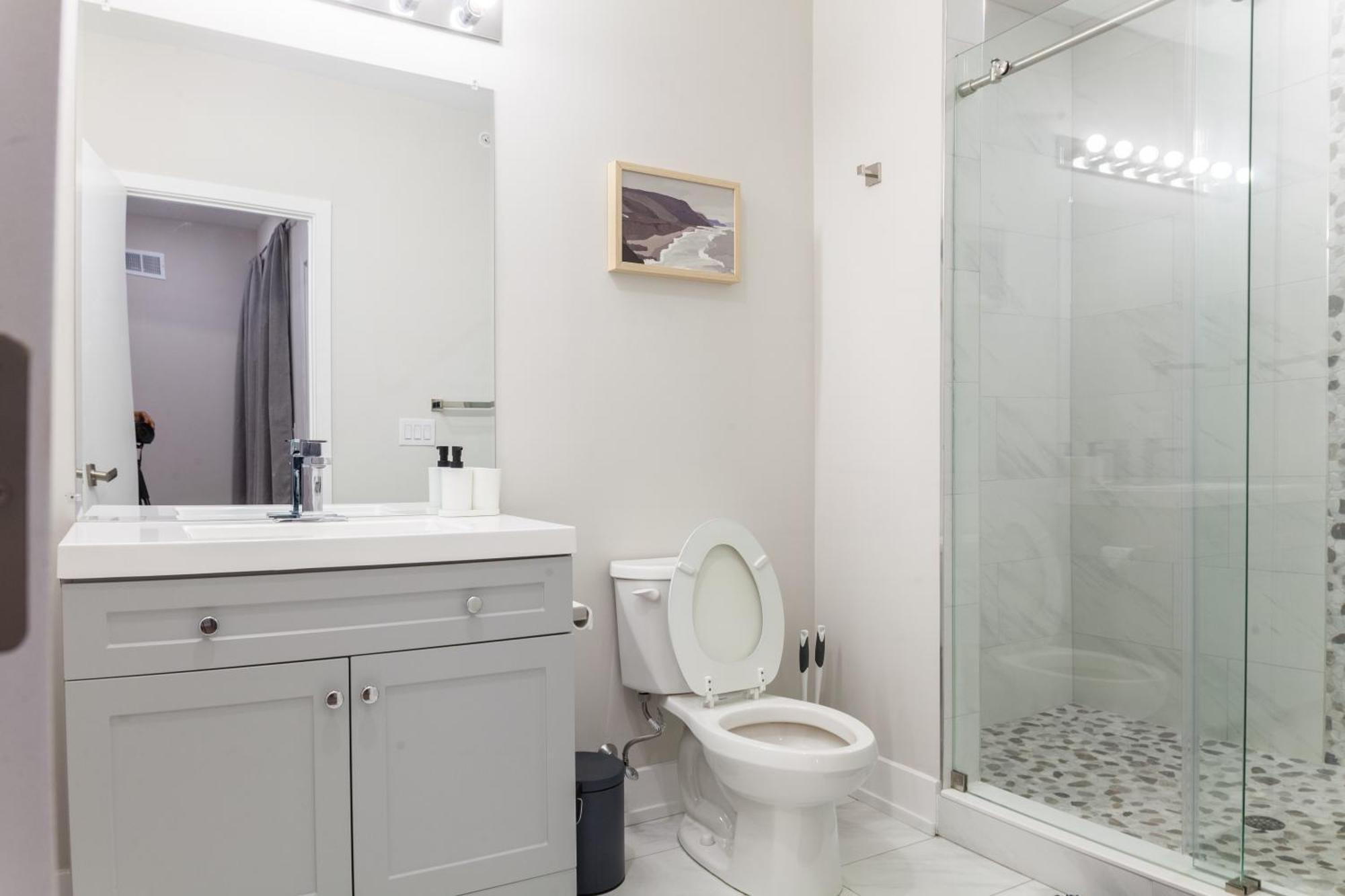 Deluxe 3-bdrm Oasis Dtwdparking,wifi,sleeps8 *