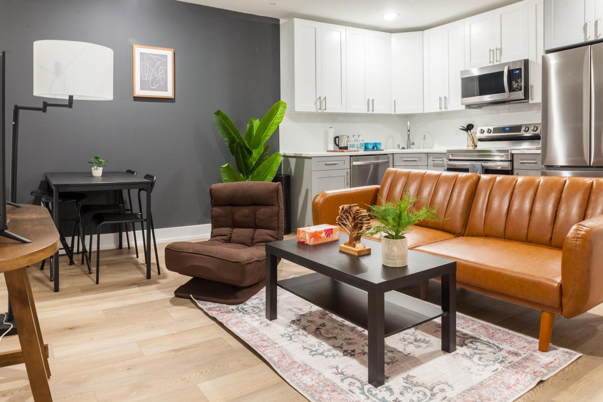 Deluxe 3-bdrm Oasis Dtwdparking,wifi,sleeps8 Apartment *
